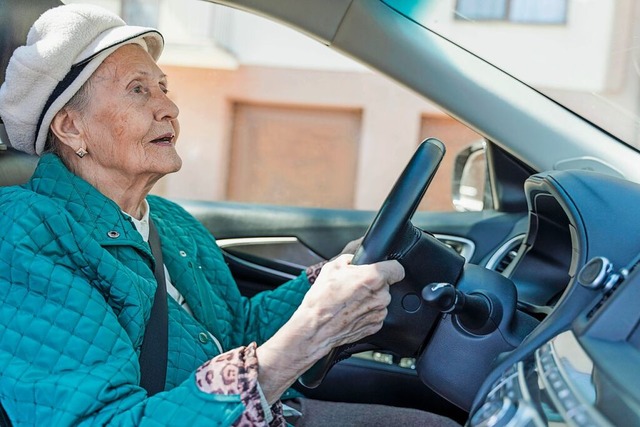 Brauchen ltere Autofahrer einen Fahrt...in Deutschland nicht ab. (Symbolbild).  | Foto: Ok Shu (imago)