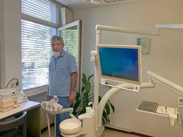 Dr. Asaad Dikou in seiner Zahnarztpraxis.  | Foto: Gerold Erb