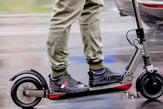 Ein Mann auf einem E-Scooter  | Foto: Christoph Soeder (dpa)