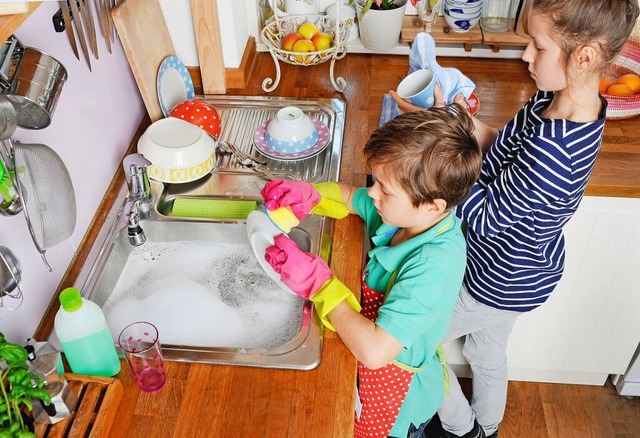 Benutztes Geschirr sollte man reinigen...t sammeln sich Bakterien und Pilze an.  | Foto: photophonie  (stock.adobe.com)