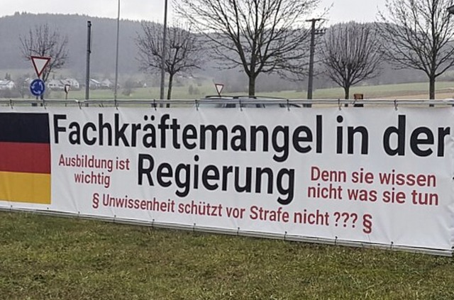 Das Plakat am Seelbacher Ortsteingang sorgte fr Diskussionen.  | Foto: Beate Zehnle-Lehmann