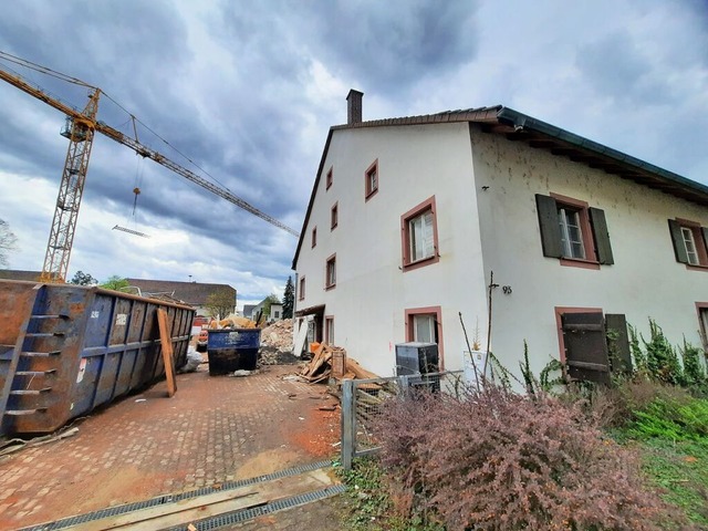 In diesem  Haus befindet sich die alte...n Balkendecke. Es wird nun abgerissen.  | Foto: Hannes Lauber