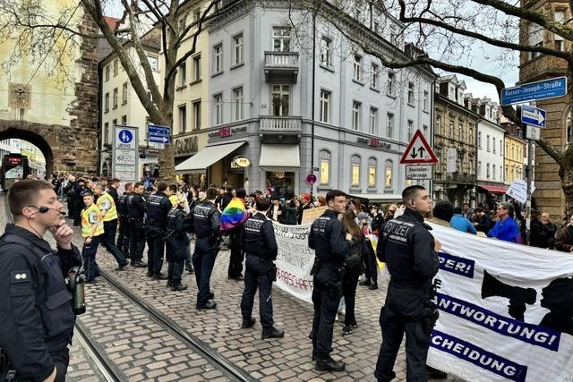 Piusbrder und ihre Gegner demonstrierten in der Freiburger Innenstadt