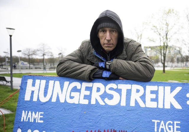 Seit vier Wochen nimmt er nur Tee zu sich: Aktivist Wolfgang Metzeler-Kick.  | Foto: Sebastian Gollnow (dpa)