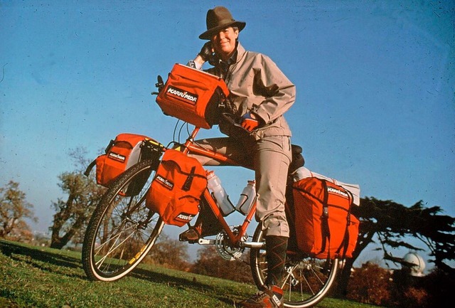 Bettina Selby auf ihrem knallroten Fahrrad  | Foto: Bettina Selby