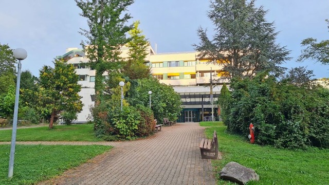 Das Rheinfelder Krankenhaus zieht bald um.  | Foto: Stefan Ammann