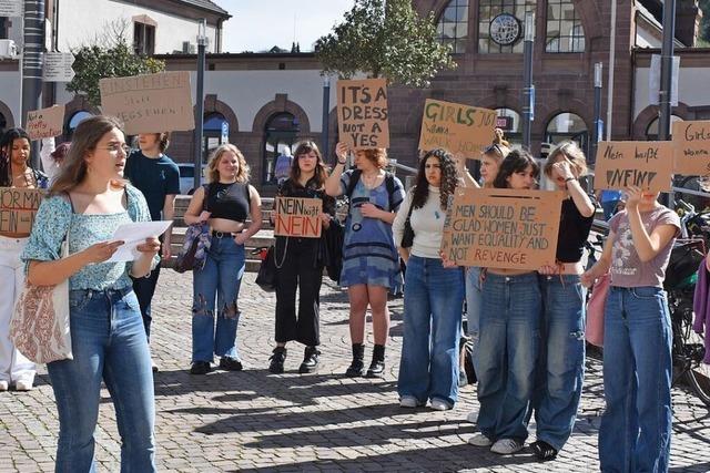 Rund 50 Menschen demonstrieren in Lrrach gegen sexuelle Gewalt an Frauen