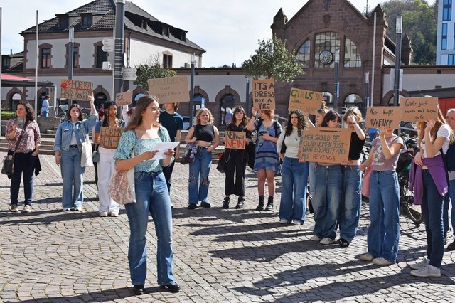 Fr einen  wrdevollen Umgang mit Frauen: Kundgebung auf dem Bahnhofsplatz  | Foto: Thomas Loisl Mink