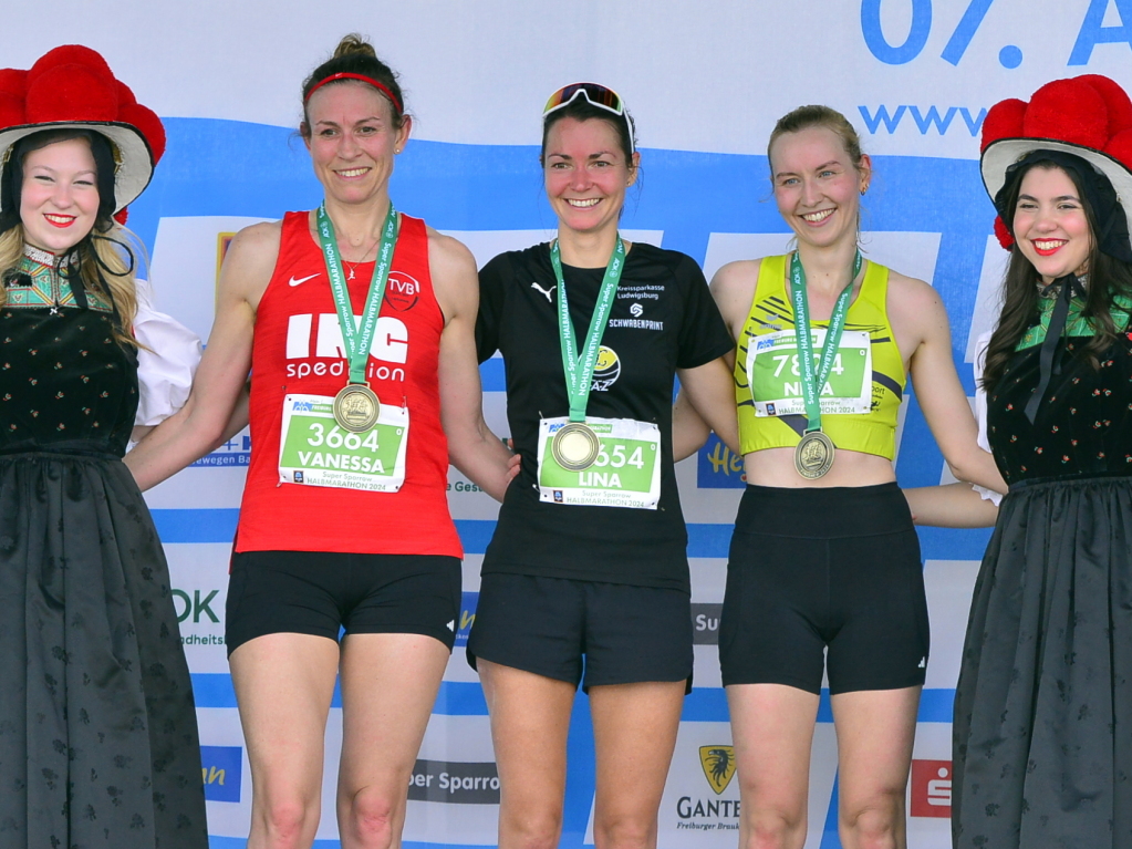 Der Siegerpodest des Halbmarathons der Frauen: Vanessa Wilkins (links, Platz 3), Lina Kabsch (Platz 2) und Siegerin Nina Albers vom LAC Freiburg (rechts).