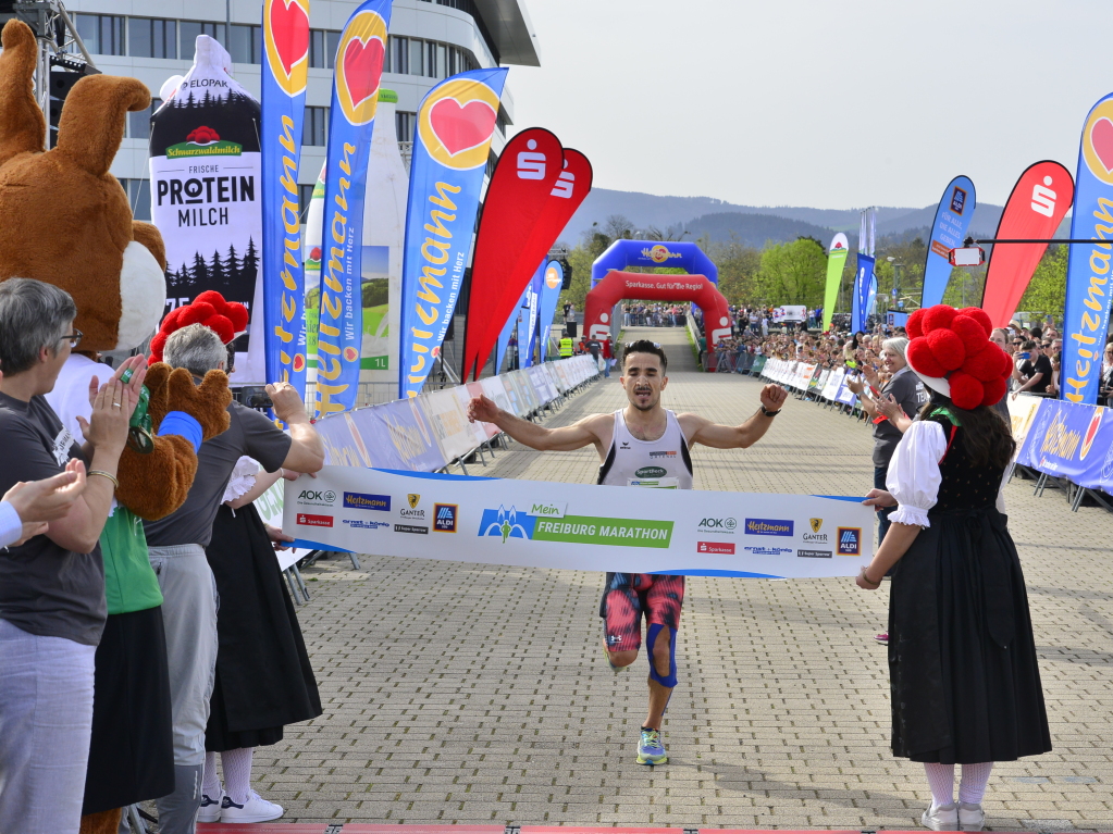 Der Sieger des Halbmarathons Recep Arslan im Ziel.