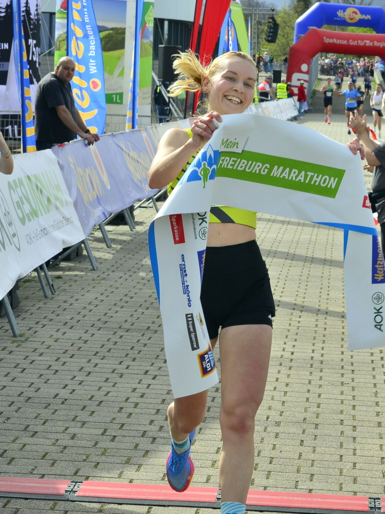 Die Siegerin des Halbmarathons Nina Albers im Ziel.