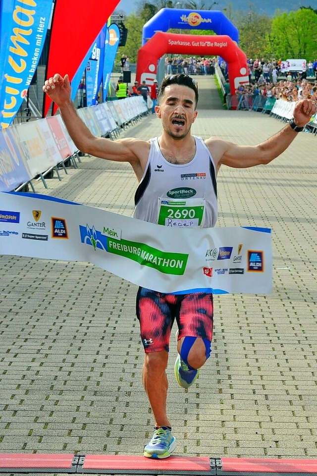 Der Sieger des Halbmarathons Recep Arslan im Ziel.  | Foto: Daniel Thoma