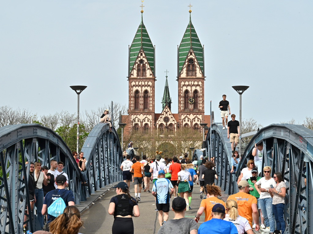 Der Marathon fhrte auch ber die Wiwilibrcke in Freiburg.