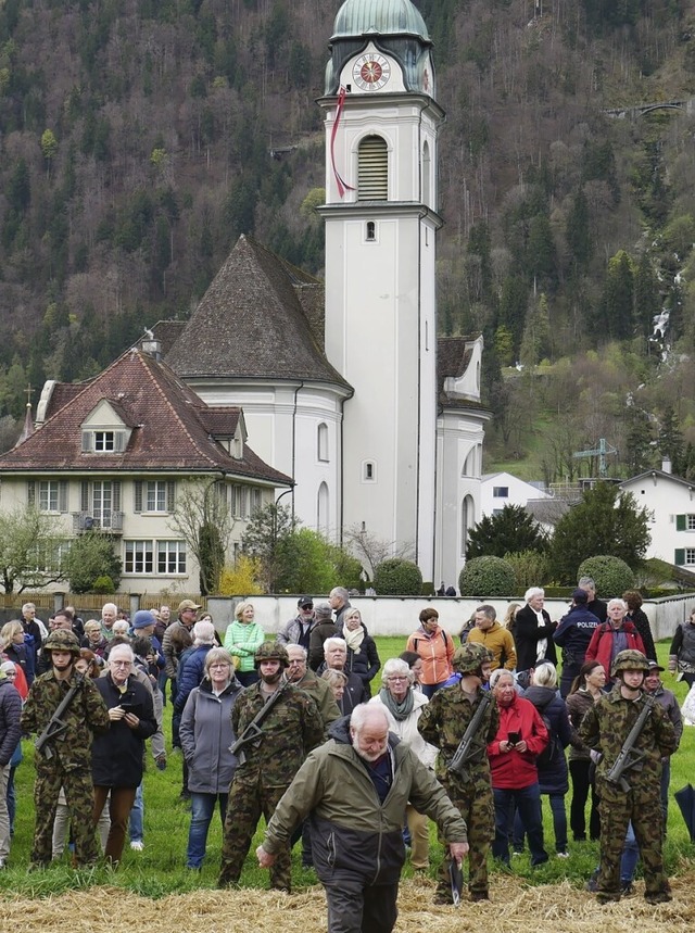 Die Teilnehmer auf dem Weg zum Schlach...d die katholische Kirche St. Hilarius.  | Foto: Michael Gottstein