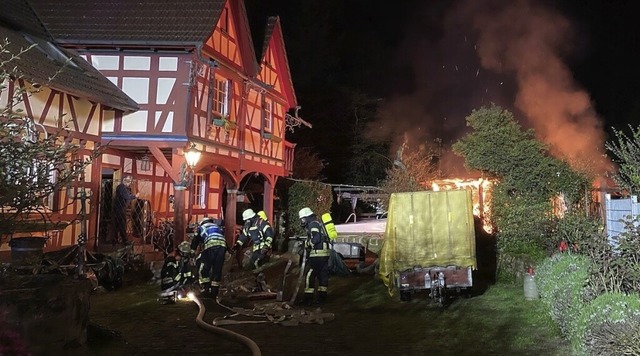 Nchtlicher Brandeinsatz in der Abtsberggasse in Zell-Weierbach  | Foto: Feuerwehr Offenburg