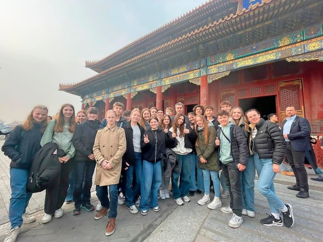 Ein Gruppenfoto mit Markus Sder: Dami...Stadt&#8220; in China nicht gerechnet.  | Foto: Schule