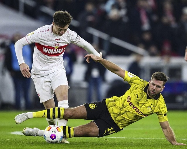 VfB-Profi Angelo Stiller (links)  | Foto: Tom Weller (dpa)