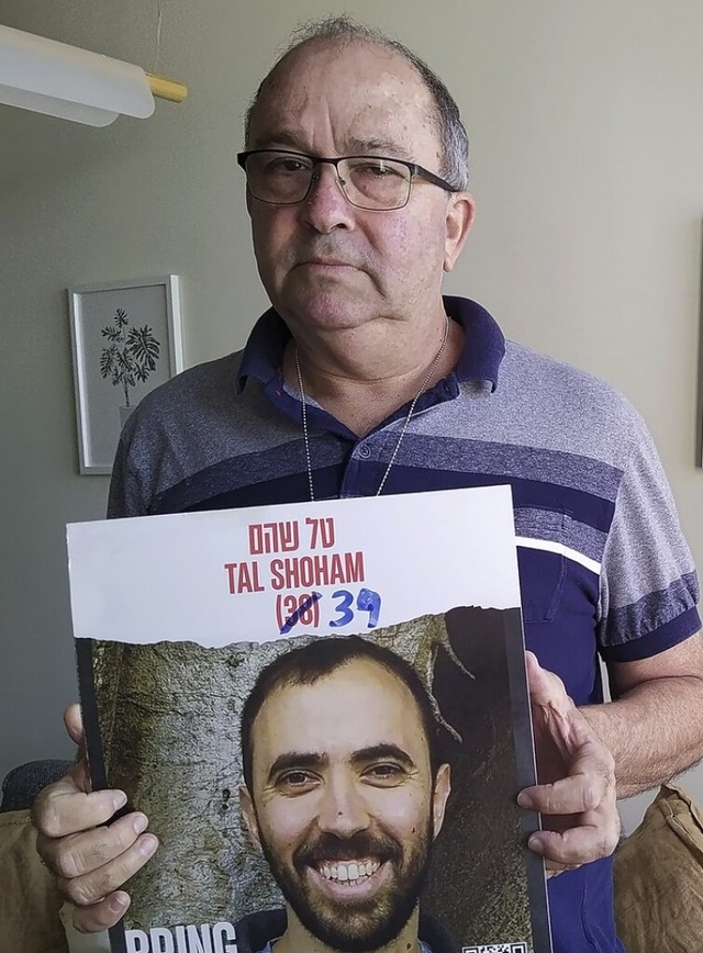 Gilad Korngold mit dem Foto von Tal  | Foto: Maria Sterkl