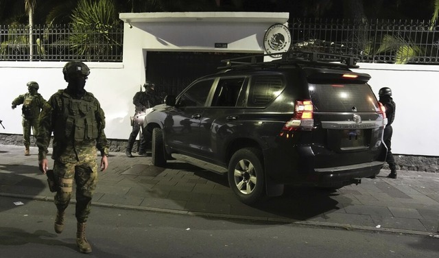 Die ecuadorianische Polizei ist in der... mexikanische Botschaft eingedrungen.   | Foto: Dolores Ochoa (dpa)