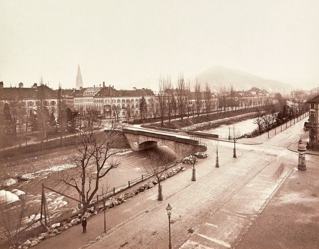 Die Dreisamuferstraen um 1895 von der...rcke, im Hintergrund der Schlossberg.  | Foto: Foto: Fritz Hase (Repro: Axel Killian); Quelle: Augustinermuseum