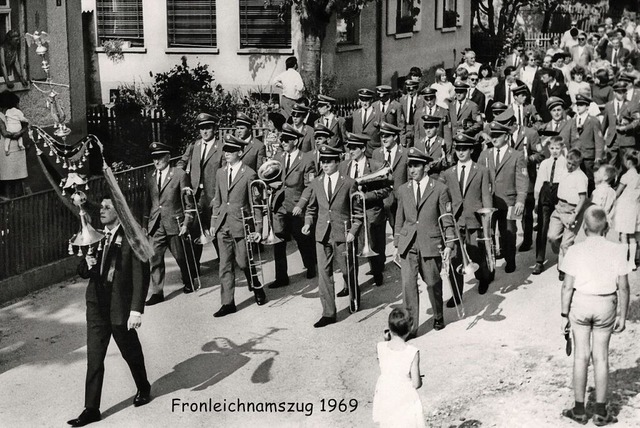 Die Gemeindekapelle Bad Krozingen im Jahr 1969 beim Fronleichnamsumzug  | Foto: Archiv Gemeindekapelle