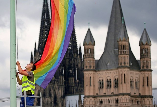 Das Hissen der Regenbogenflagge zum Pr...s weiterhin kaum oder gar nicht statt.  | Foto: Oliver Berg (dpa)
