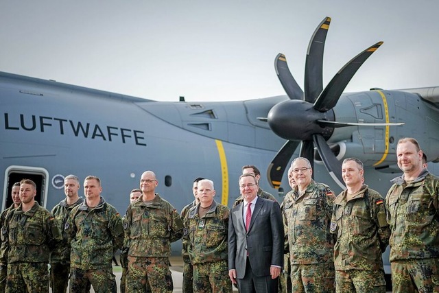 Verteidigungsminister Pistiorius (Mitt...ommando der Brigade Litauen in Berlin.  | Foto: Kay Nietfeld (dpa)