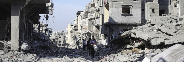 Nach dem Rckzug der israelischen Arme...ebude in Chan Junis sind unbewohnbar.  | Foto: Mohammed Talatene (dpa)