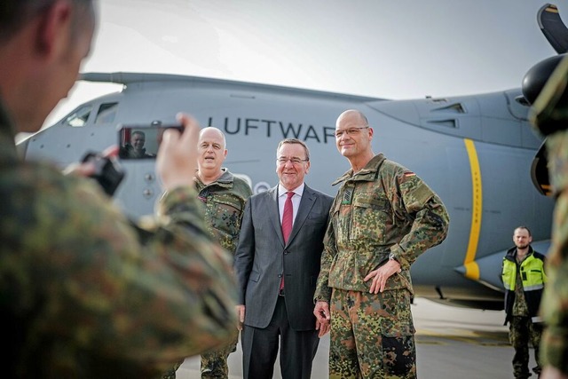Bundesverteidigungsminister Boris Pist...ober 2023 vor dem Logo der Bundeswehr.  | Foto: Kay Nietfeld (dpa)
