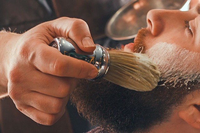 Mit Rasierpinsel und Seifenschaum wird...on einem Barbier rasiert (Symbolbild).  | Foto: karmaknight  (stock.adobe.com)
