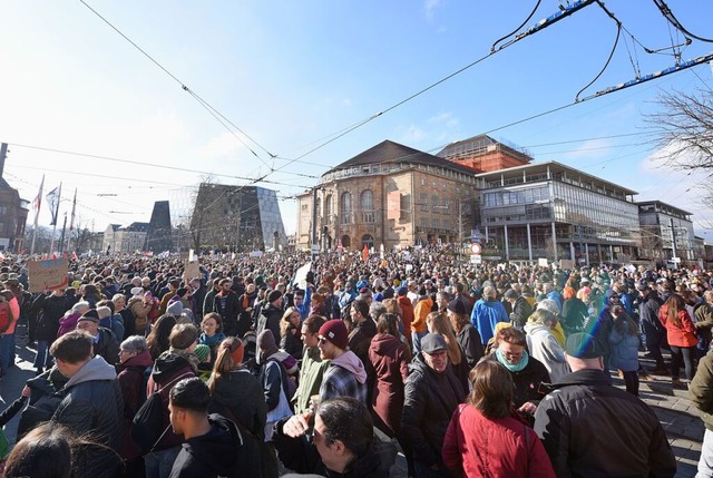 Der Platz der Alten Synagoge konnten n... Freiburg gegen rechts demonstrierten.  | Foto: Rita Eggstein
