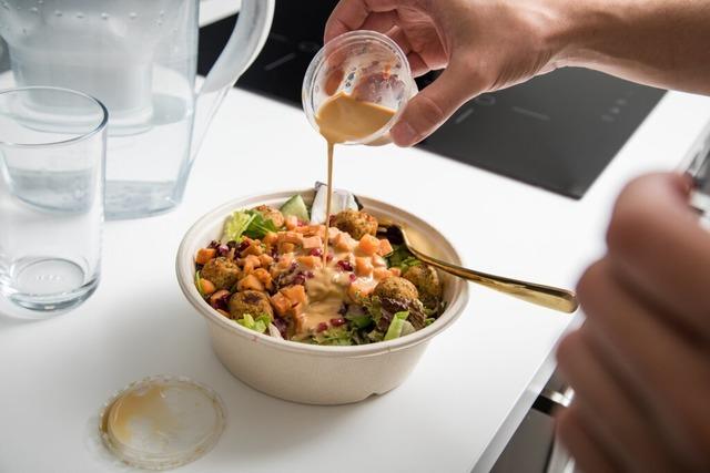 Bowl, Salat und Co.: In To-Go-Essen steckt oft viel Zucker