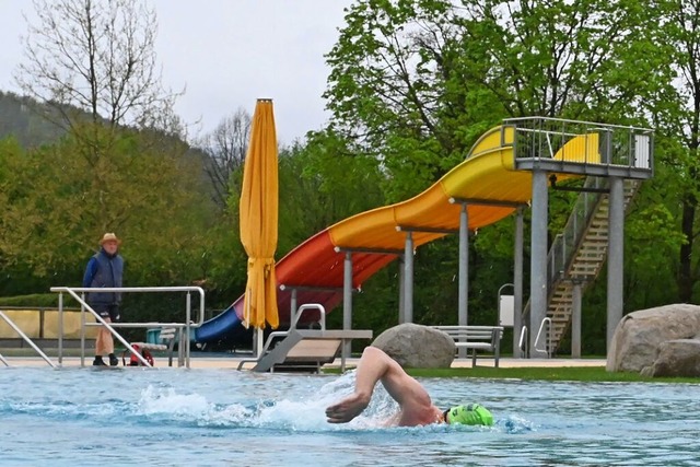 Ein Schwimmer zieht seine Bahnen im De...ibecken, das seit Montag geffnet ist.  | Foto: Markus Zimmermann