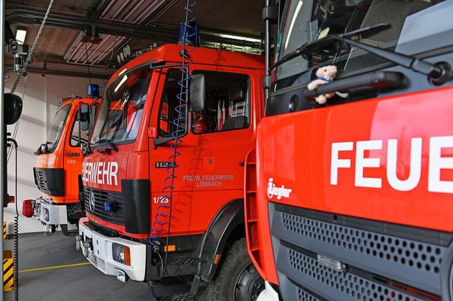 Die Feuerwehr musste das brennende Auto lschen.  | Foto: Jonas Hirt