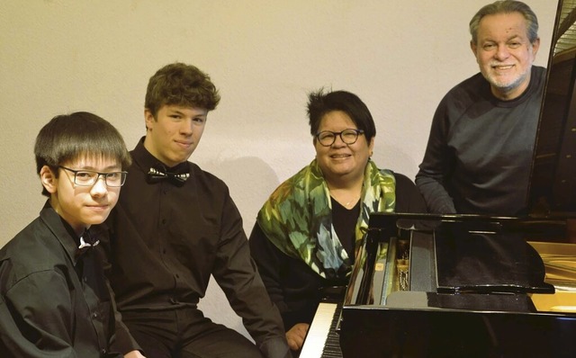 Franz-Josef Hufsky (von links) und Mat...n Burd von der Stdtischen Musikschule  | Foto: Musikschule