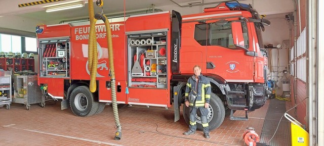 Gesamtkommandant Hansjrg Ketterer vor...n neuen Gefhrt der Feuerwehr Bonndorf  | Foto: Ingo Gnther