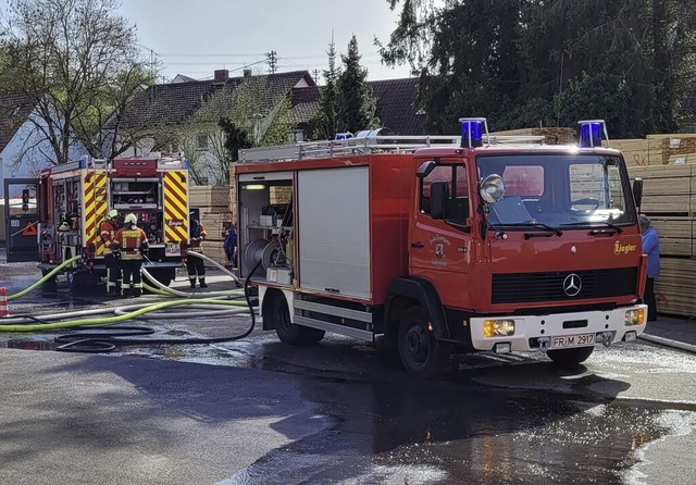 Vier Feuerwehren beteiligten sich an der Grobung im Gottenheimer Sgewerk.   | Foto: Michael Geng