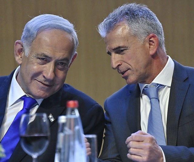 David Barnea (rechts) neben Benjamin  Netanjahu  | Foto: Kobi Gideon (dpa)