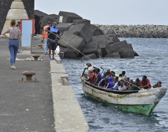 Migranten kommen in einem Boot auf der...o die Zahl der neu Ankommenden wchst.  | Foto: Europa Press (dpa)