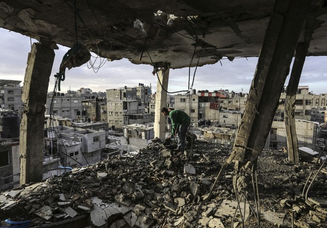 Zerstrung, soweit das Auge reicht:  E... einem Luftangriff sein Haus in Rafah.  | Foto: Abed Rahim Khatib (dpa)