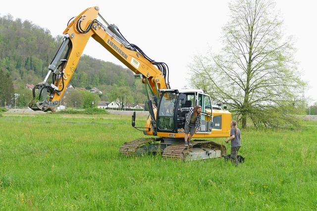 Steven Bosch deckt mit dem Bagger behu...iert, aber das ist ja erst der Anfang.  | Foto: Sebastian Kurtenacker