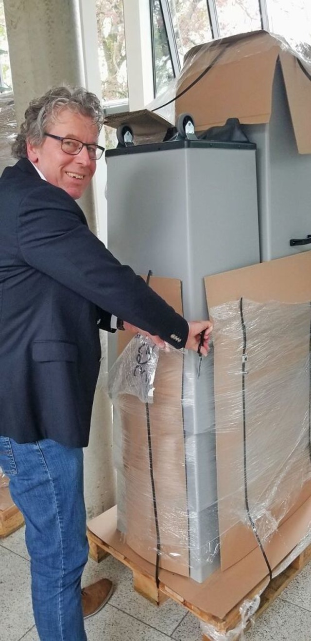 Wahlleiter Uwe Ehrhardt nimmt die fris...r die Gemeinderatswahl in Augenschein.  | Foto: Gerhard Walser