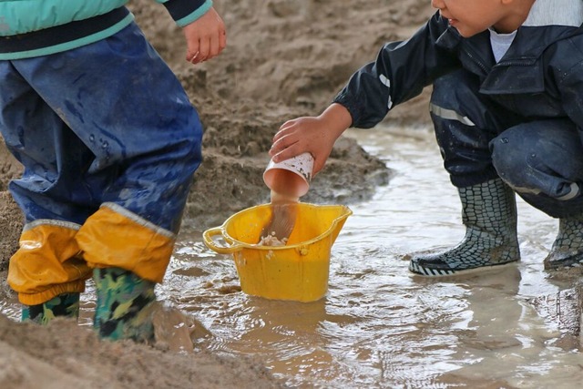 Nach Lust und Laune sandeln und matsch... gibt kaum etwas Schneres fr Kinder.  | Foto: Katharina Kubon