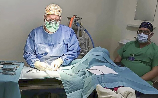 Bei den den Operationen in Somaliland ...d seine Assistenten oft improvisieren.  | Foto: St. Elisabethen Krankenhaus