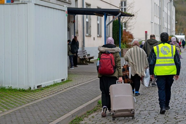 Geflchtete beziehen eine neue Unterkunft. (Symbolbild)  | Foto: Harald Tittel (dpa)