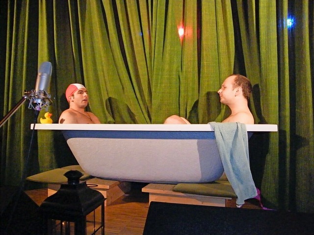 Der verbale Kampf in der Badewanne zwi...ublikum der Bonndorfer Nacht gefeiert.  | Foto: Martha Weishaar