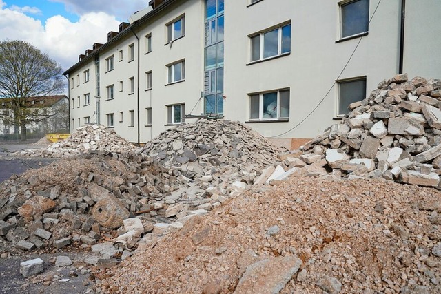 Vorsortierter Bauschutt liegt vor eine...m Patrick-Henry-Village in Heidelberg.  | Foto: Uwe Anspach (dpa)