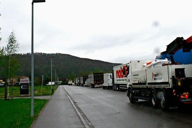 Parkende Lastwagen hinterlassen in Rheinfelden-Herten viel Dreck