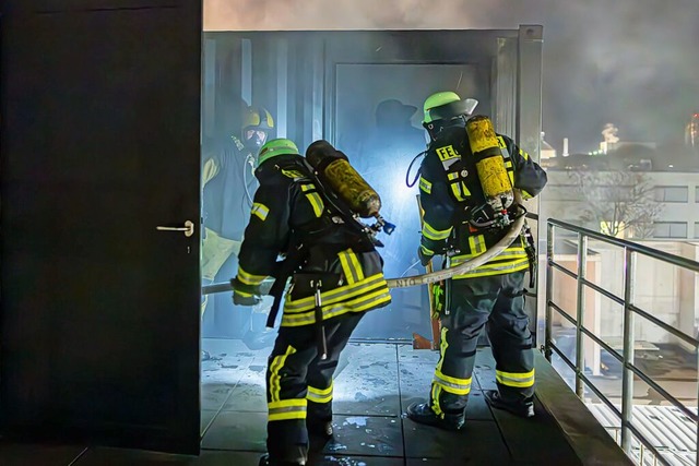Die Feuerwehr Ihringen bte im Brandco...und Kellerbrandes mit Personenrettung.  | Foto: Hubert Gemmert