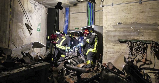 Die Rettungskrfte suchen im Inneren des Kraftwerks nach Vermissten.  | Foto: Italian Fire Brigades (dpa)